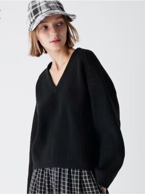 Uniqlo V-Neck Sweater